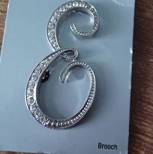 Metal Gallery letter E brooch